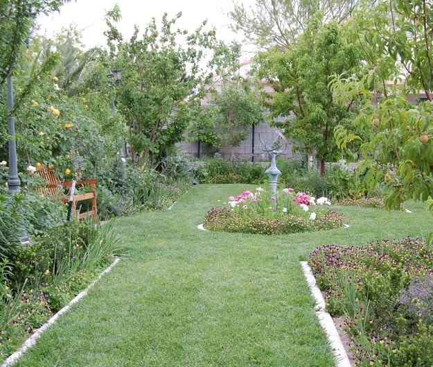 Self-Reliant Sisters: Tour The Prudent Homemaker's Garden!