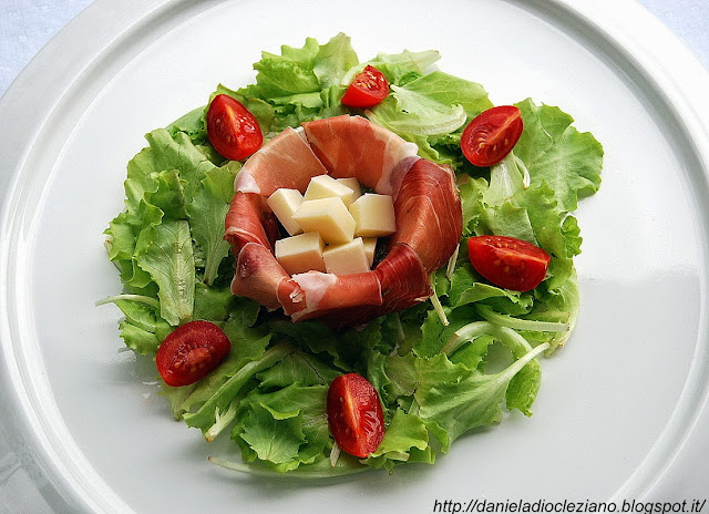 Lattughino con cestino di speck e formaggio di bufala 