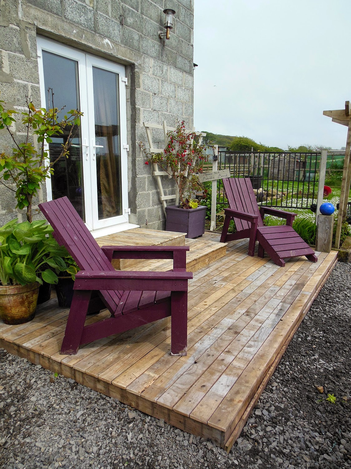The Tenacious Gardener! DIY pallet wood decking