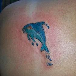 tatuaje de un delfin que parece renacuajo