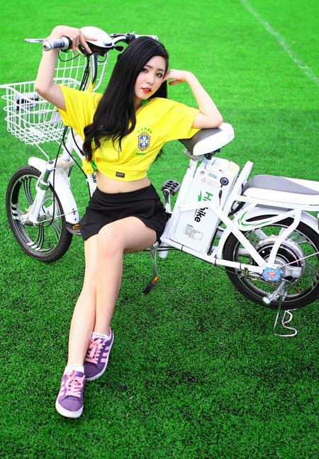 Hot girl Việt cổ vũ các đội tuyển World Cup 2014.|raw