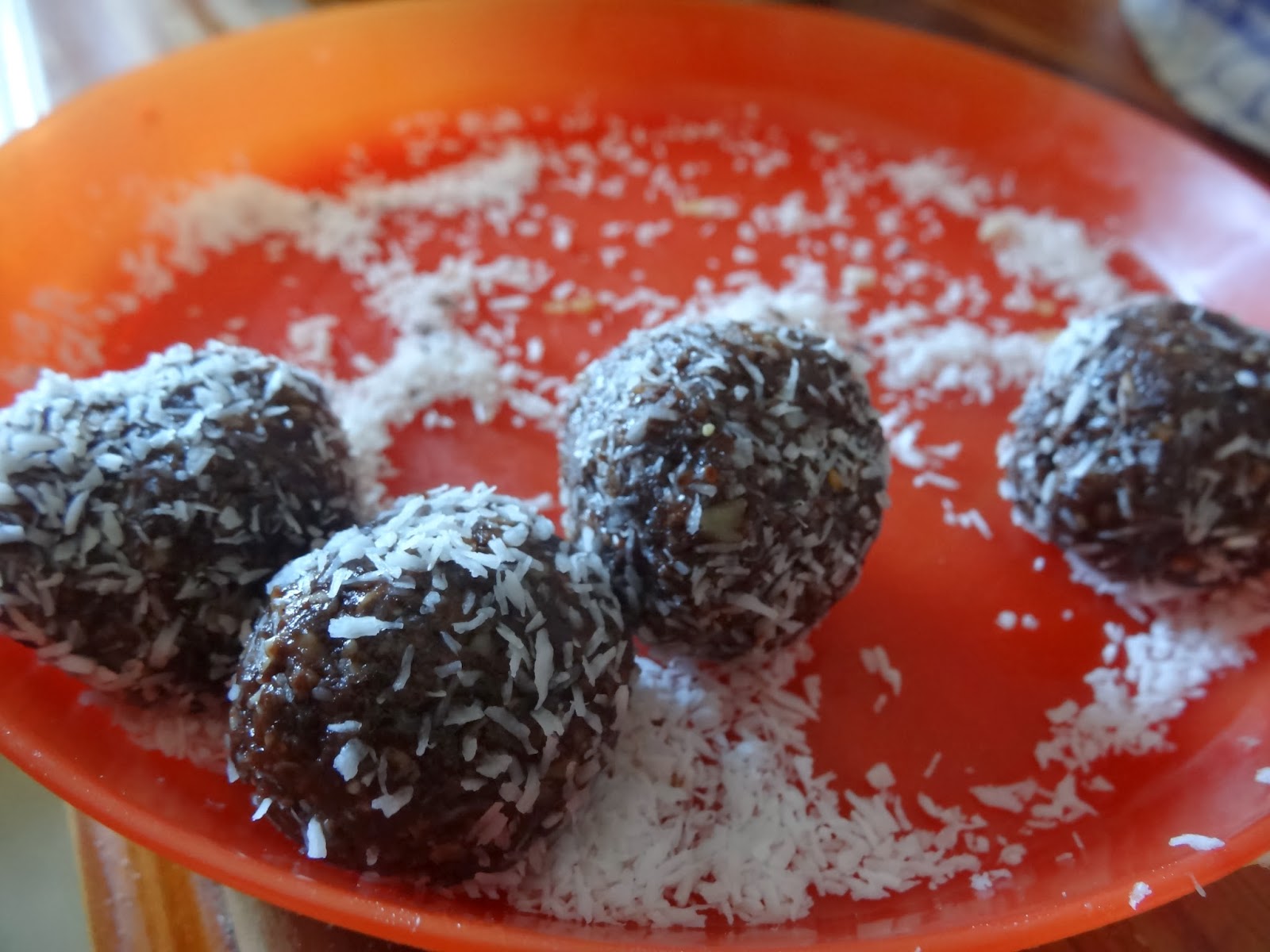 No Meat and Three Veg Walnut Oat Bliss Balls (datefree)