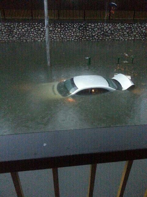 Hanya di Malaysia, Jangan tak percaya, atas tanah tak banjir tapi di atas flyover yang tinggi gila tu boleh banjir, Ini lagi satu gambar yang sempat kawan-kawan facebook post kepada kami pada 11/4/2013, Banjir di kuala lumpur, Erm, ni Kereta Selam ke