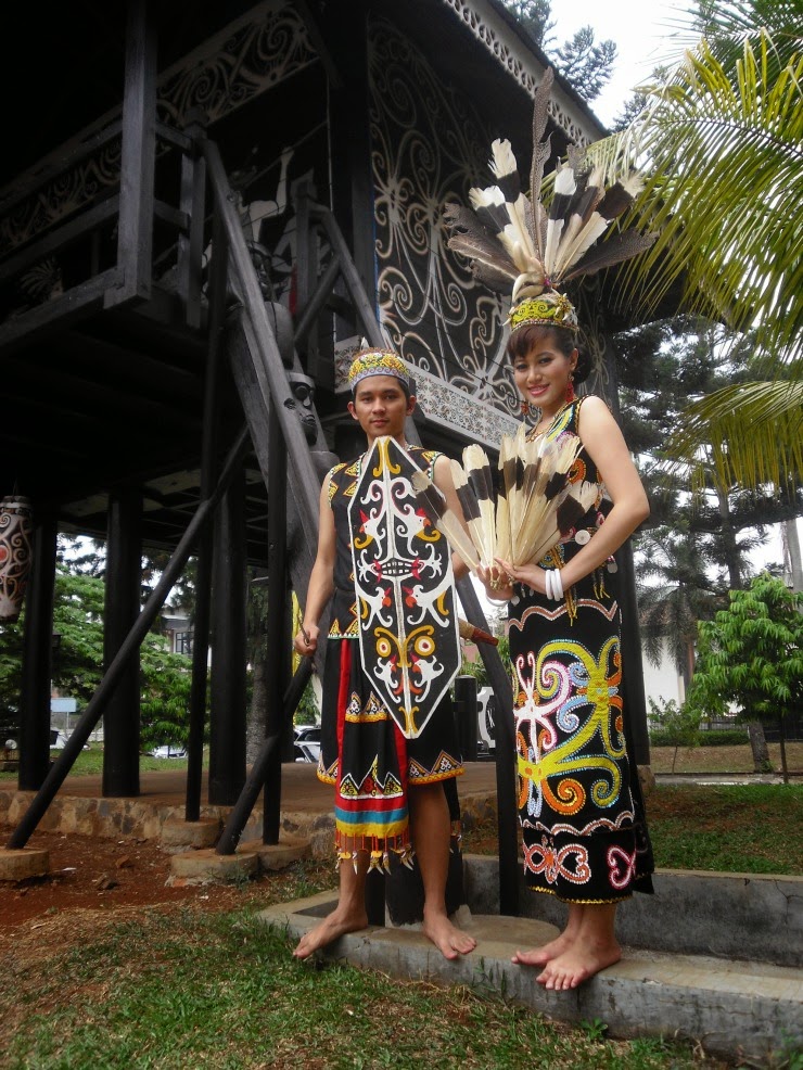 Download this Provinsi Sulawesi Utara Pakaian Adat Tradisional Kulavi Donggala picture