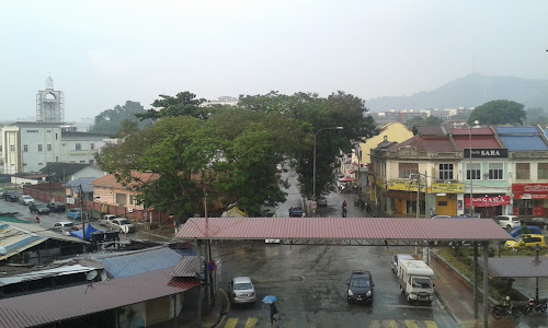 Ini adalah gambar aerial view untuk pekan di mana tempat aku membesar. Gambar ini diambil pada hari terakhir aku secara rasmi tinggal di tempat ini. Keesokan harinya aku perlu berpindah ke tempat tinggal baru. Puluhan tahun juga aku tinggal di sini. Segala suka duka gelak tawa tangis hiba semua pernah aku rasa di tempat ini. Akhirnya perlu meninggalkan tempat yang penuh dengan kenangan ini membuat hati aku sebak dan sebahagian daripada aku tidak boleh menerimanya. Tapi apakan daya, hidup kena terus. Namun tempat ini akan tetap dan sentiasa menjadi sebahagian daripada hidup aku sehingga bila-bila pun.