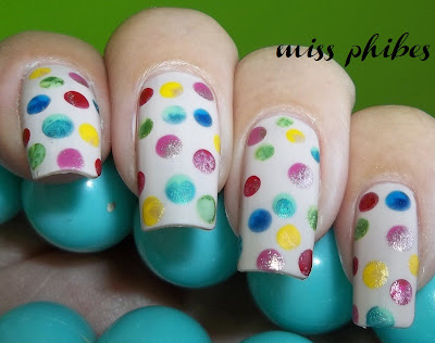 Nail art polka dots