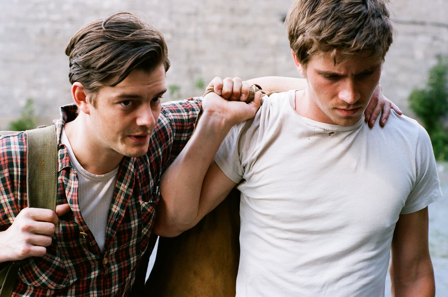 http://1.bp.blogspot.com/-SfRGnbnS6Po/T3zxSAnmByI/AAAAAAAACkU/wE8FWB0GA7E/s1600/on-the-road-movie-image-sam-riley-garrett-hedlund.jpg