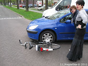 Zijn fiets is behoorlijk beschadigd en de auto heeft wat lak schade onder . (fietser door auto aangereden )