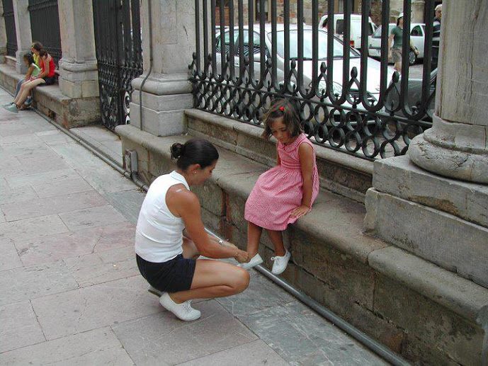 Siempre voy a estar ahí, junto a ti, atando los cordones de tus zapatillas.