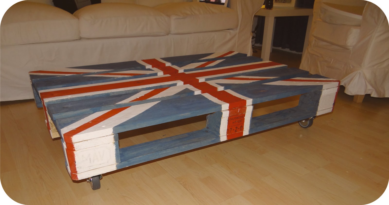 Colours All Around Diy Union Jack Couchtisch