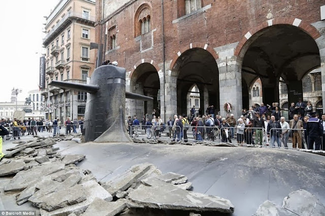 Submarino emerge desde abajo calle Milán - Italia