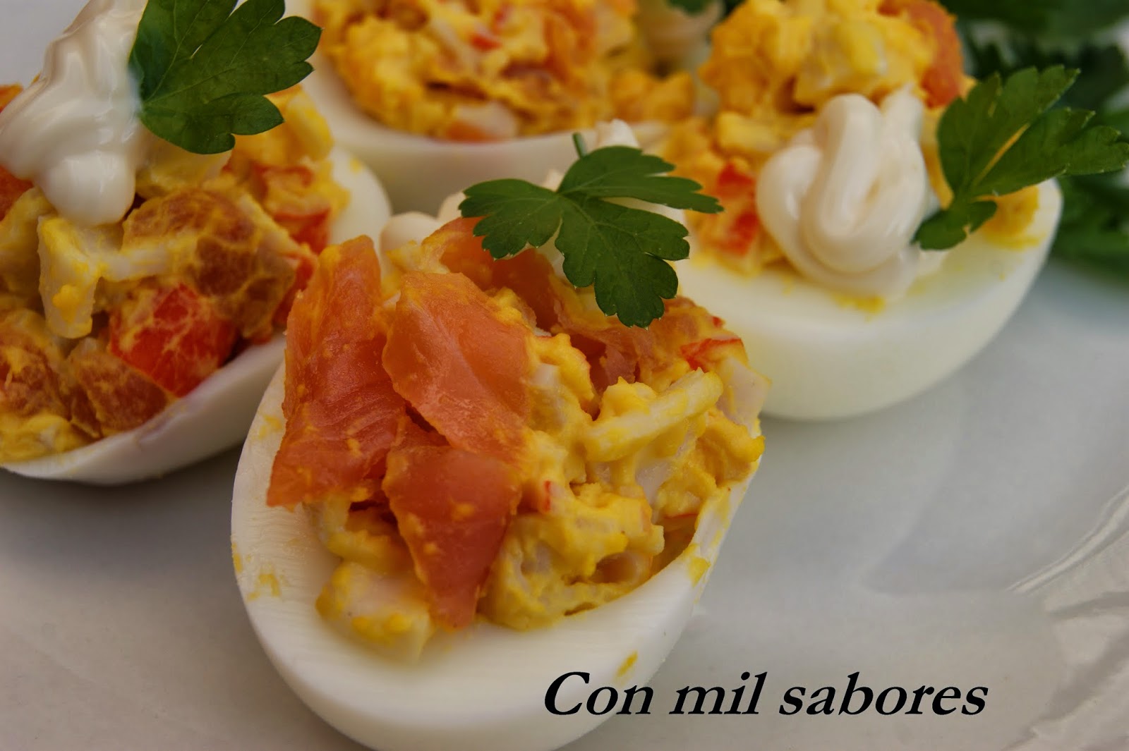 Huevos Rellenos De Salmón Y Cangrejo
