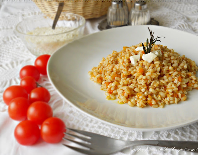 Orzo perlato in burro di cacao con carote e pomodorini