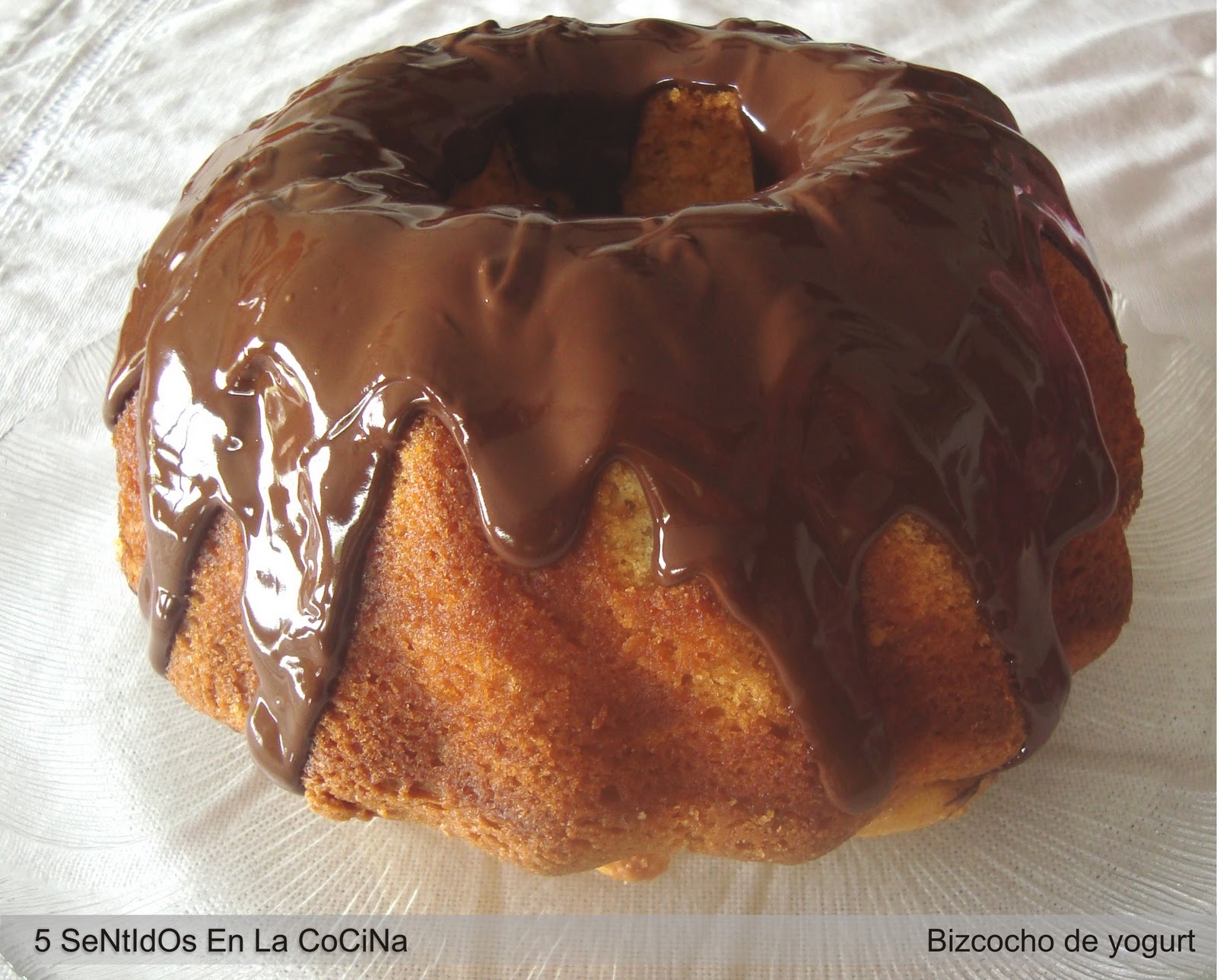 5 SeNtIdOs En La CoCiNa: Bizcocho de yogurt con cobertura de chocolate