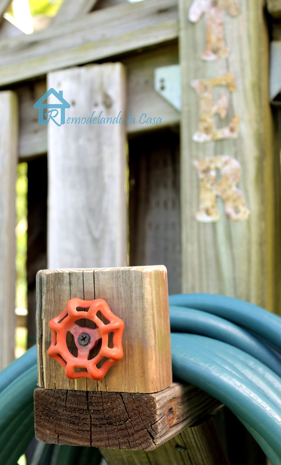 DIY Water Hose Holder Remodelando la Casa