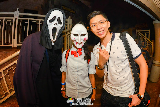 Finally met the man with Scream mask and his cute friend for Halloween! Ryan even gave him 5 stars for wearing that throughout the concert