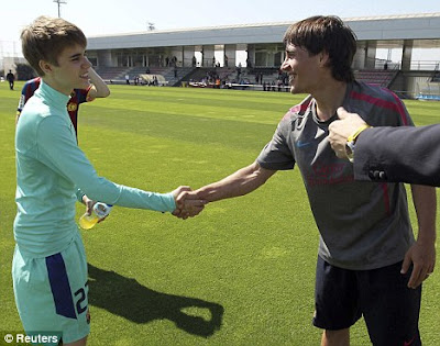 justin bieber playing soccer with ryan. justin bieber playing soccer in madrid. dresses Justin Bieber shows