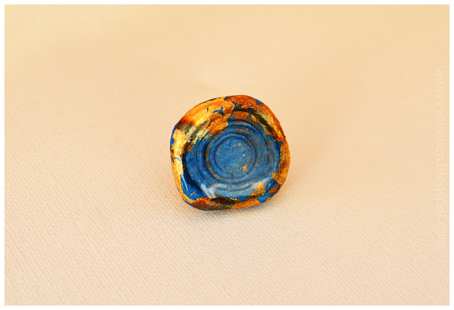 Δαχτυλίδι με υγρό γυαλί, χαρτοπολτό (papier-mache) σε μπλε απόχρωση.
