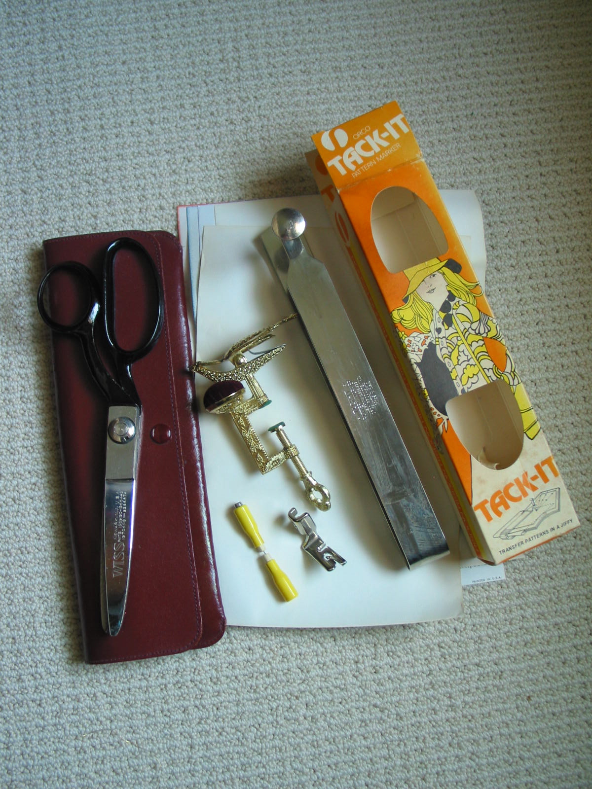 JillyBeJoyful: Some of my favorite Vintage sewing accessories