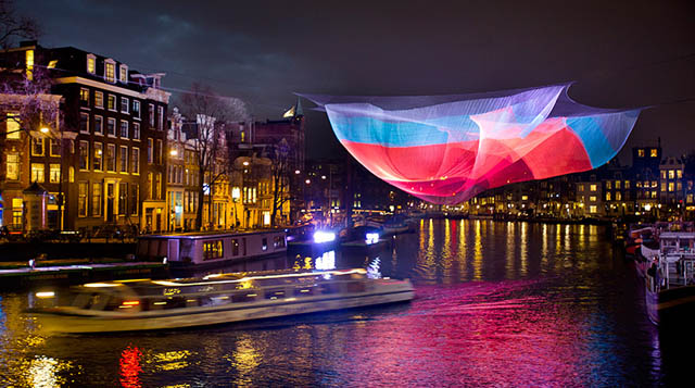 esculturas espaciales brillantes hechas de redes Janet Echelman