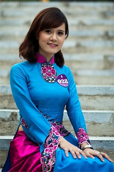 Nữ sinh đại học Phương Đông duyên dáng áo dài