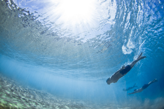 Fotos submersas de banhistas passando debaixo de ondas
