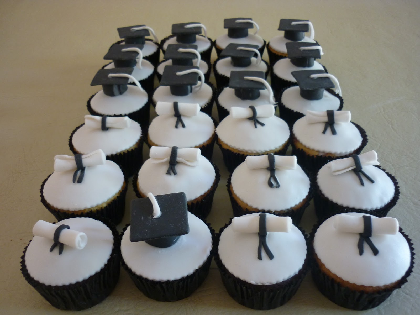 "Muffins de la tía": Cake, cupcakes y alzadas para la graduación de Nicolás