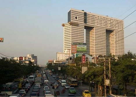 dumbo bangkok gedung pencakar langit aneh