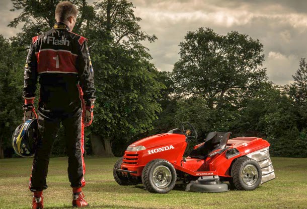 O cortador de grama chamado de Honda Mean Mower chega a 187,4 km h Mec u00e2nica Moto show Adesivo De Parede Wonder Woman ~ O cortador de grama chamado de Honda Mean Mower chega a 187,4 km h Mec u00e2nica Moto show