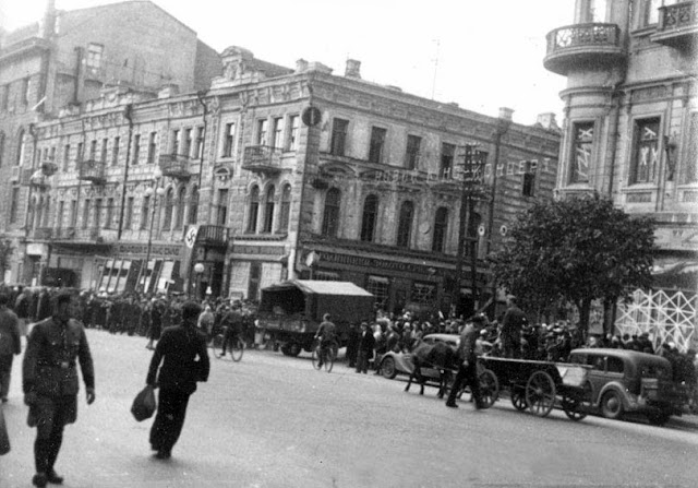 1941.09.21. Угол Крещатика и ул. Свердлова (сейчас Прорезная).