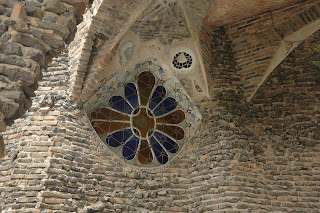 una vetrata della cripta, colonia güell, barcelona a window of the crypt, colony güell, barcelona