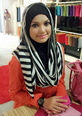 Gambar Comel Puteri Sarah Pakai Tudung Litup