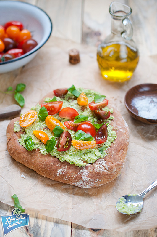 Filozofia Smaku Orkiszowa focaccia z pesto i pomidorami