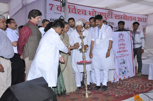 Manoj Bhawuk hosting  Udghatan Satra in Vishwa Bhojpuri Sammelan 2013