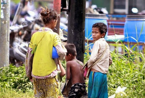Trẻ em không biết tiếng Việt bị bắt phơi nắng, xin tiền trên Quốc lộ 1
