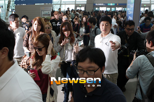 صور SNSD في مطار Incheon  Snsd+to+jakarta+indonesia+smtown+concert+(18)