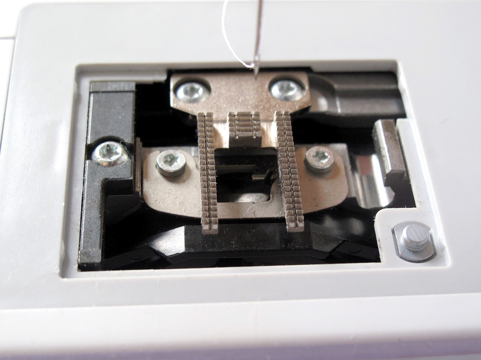 Couture à la maison Sewing at home Nettoyage de ma Bernina Activa 240