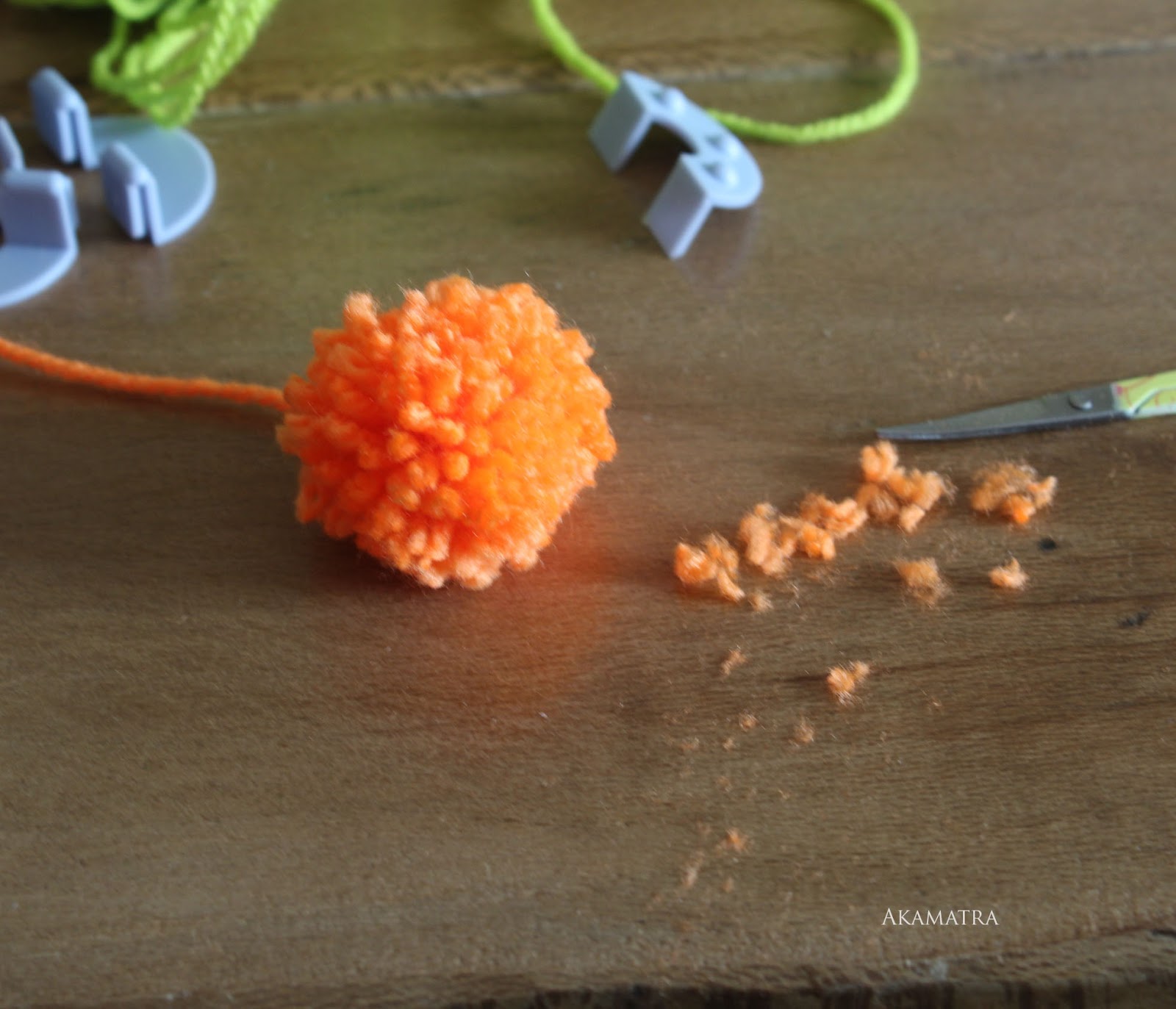 Make a pom pom toy for your cat Akamatra