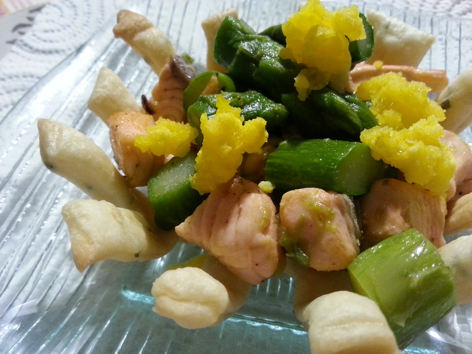Cestini con insalatina tiepida di asparagi e salmone