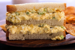 Sandwich cu salata de ou