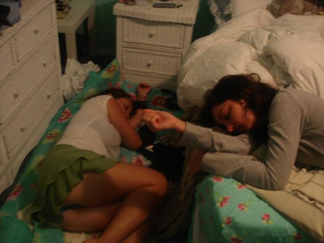 Русская сестра трахается со спящим братом на кровати