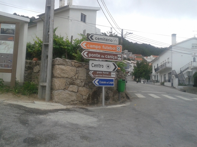 Placa indicação praia fluvial Lapa dos Dinheiros