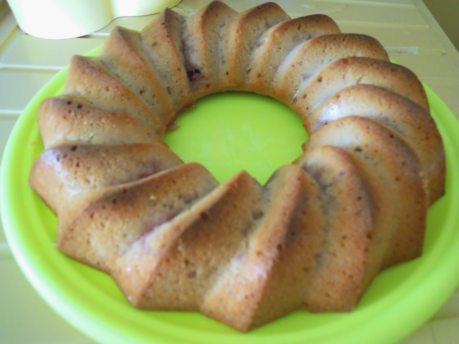 ***CIAMBELLA ALLA MARMELLATA E GANACHE DI FRAGOLE***