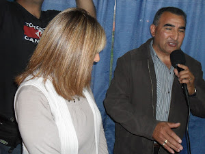 Pastores Carlos cayusqueo y Estela orando por la FM
