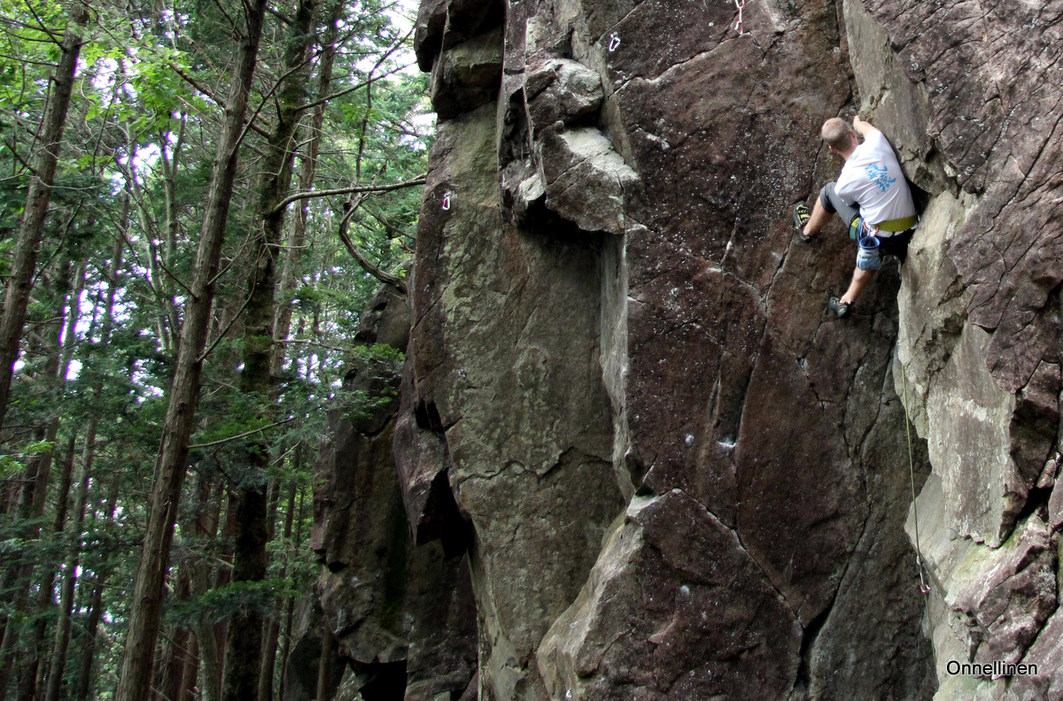 Rock Climbing in Japan, Kazagiyama (笠置山) Better together...