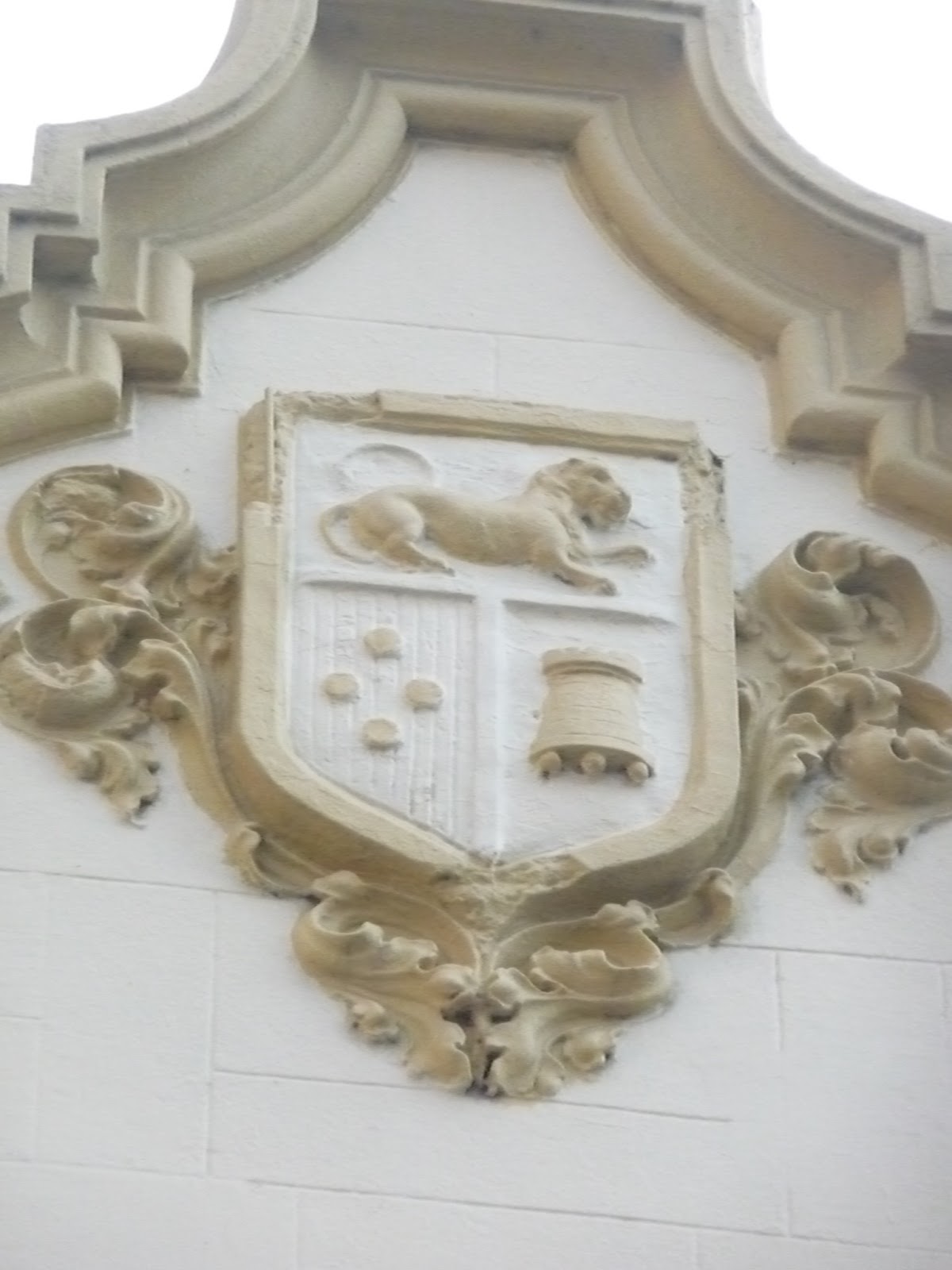 Heráldica en la Argentina Fachadas Gorostiaga 2287 (2 de 2)