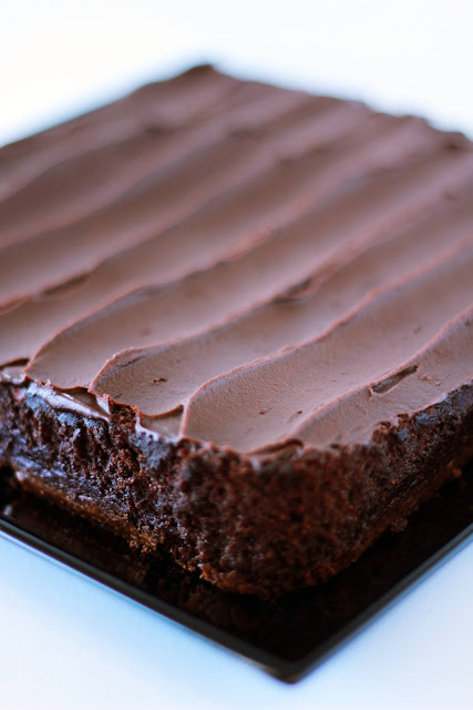 Bolo fudge de chocolate com nozes