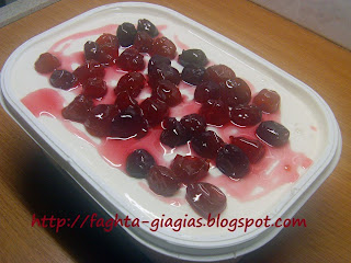 Τα φαγητά της γιαγιάς - Παγωτό παρφέ με κεράσι γλυκό και γιαούρτι Τα φαγητά της γιαγιάς - Παγωτό παρφέ με κεράσι γλυκό και γιαούρτι