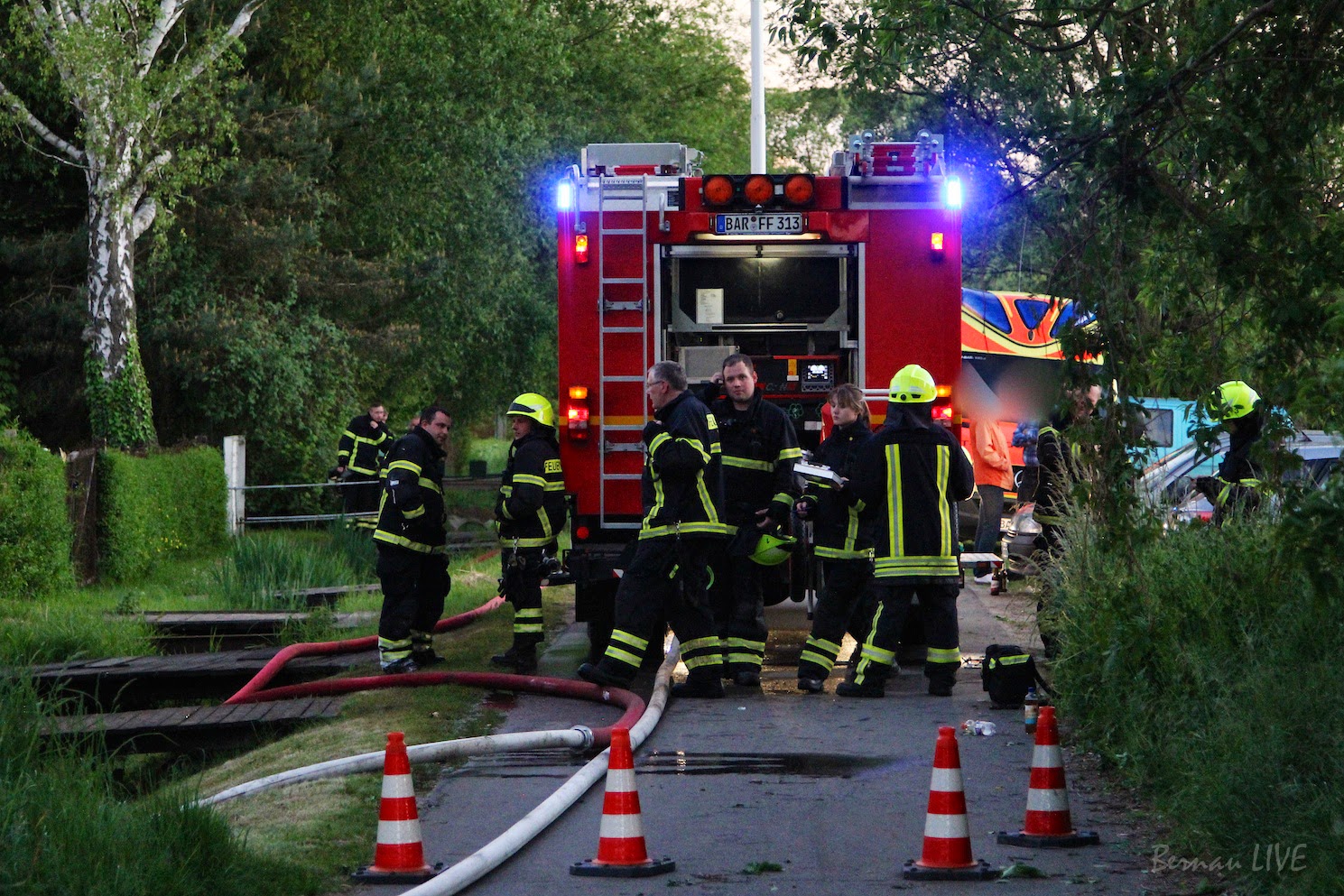 Bernau: Grosseinsatz der Feuerwehr - Bungalow Brand... 60 Bernau LIVE - Dein Stadtmagazin für Bernau bei Berlin