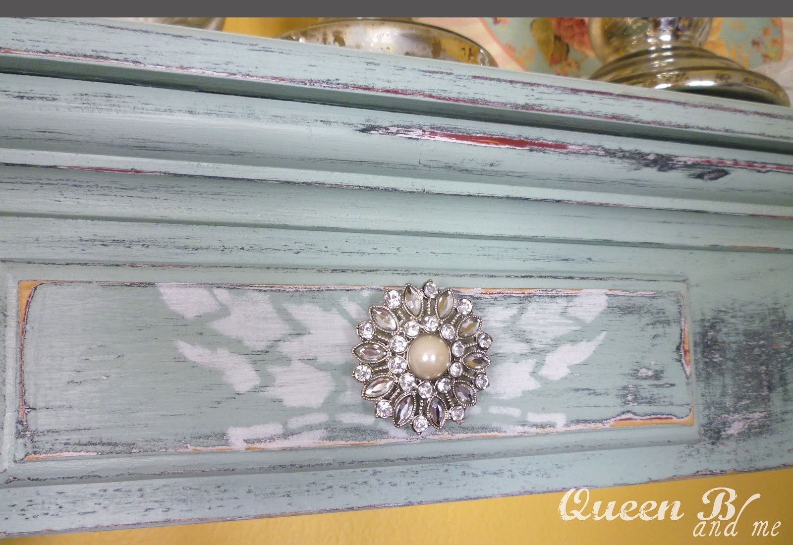 How to Antique Using Spray Paint